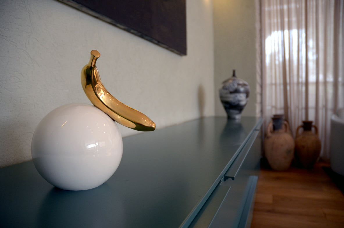 פסל בננה זהב על כדור