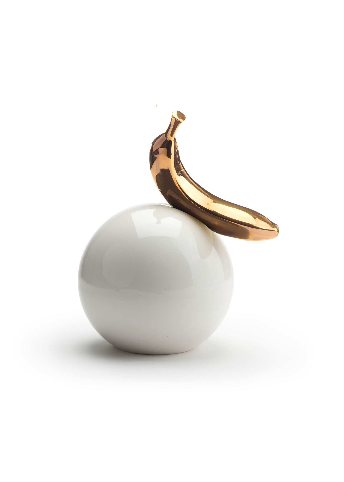 פסל בננה זהב על כדור