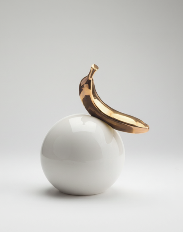 פסל בננה זהב על כדור
