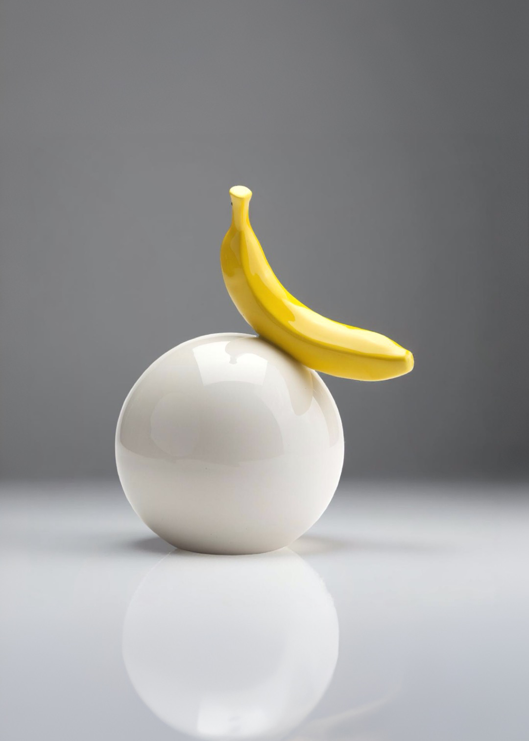 פסל בננה על כדור