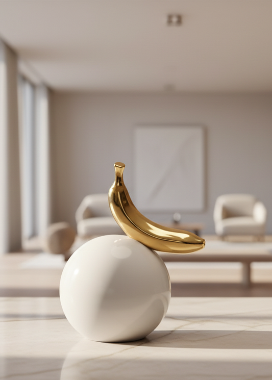 פסל בננה זהב על כדור
