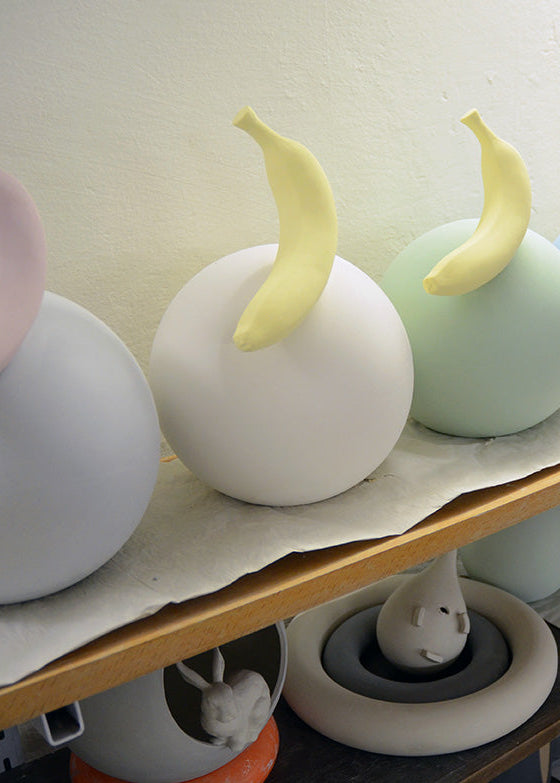 פסל בננה על כדור