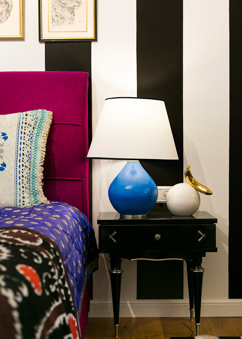 פסל בננה זהב על כדור